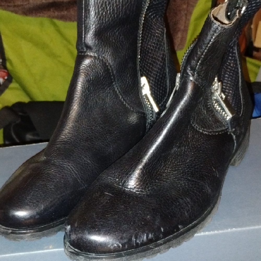 Women's Earthies Black Leather ankle Booties Zipper Size 11B .